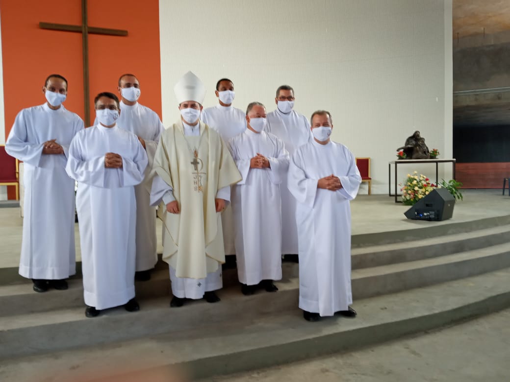 Candidatos ao Diaconato Permanente de BH são instituídos a Leitores e Acólitos