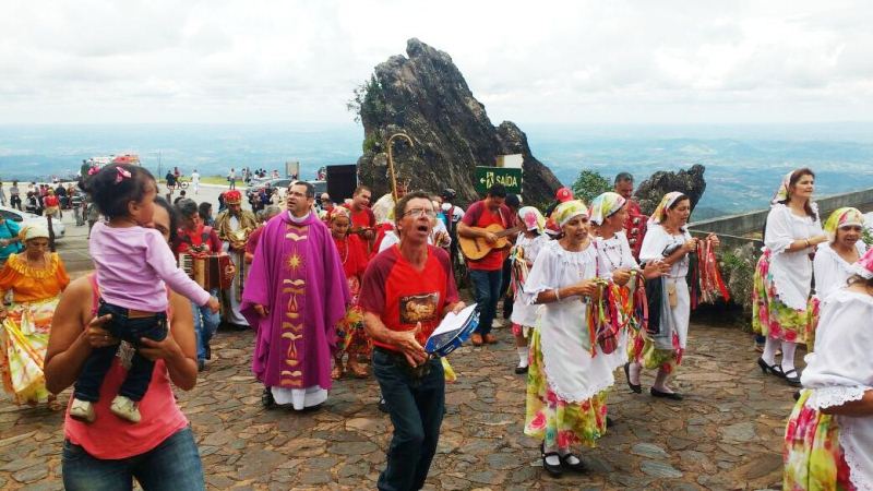 Pastorinhas visitam presépios no Santuário Basílica Nossa Senhora da Piedade