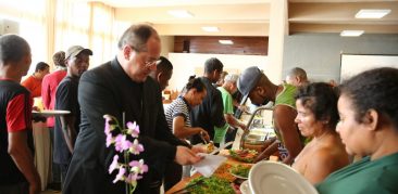 Dia Mundial dos Pobres: dom Walmor almoça com moradores de rua