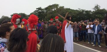 Fiéis acompanham encenação da Paixão de Cristo no Santuário Basílica Nossa Senhora da Piedade