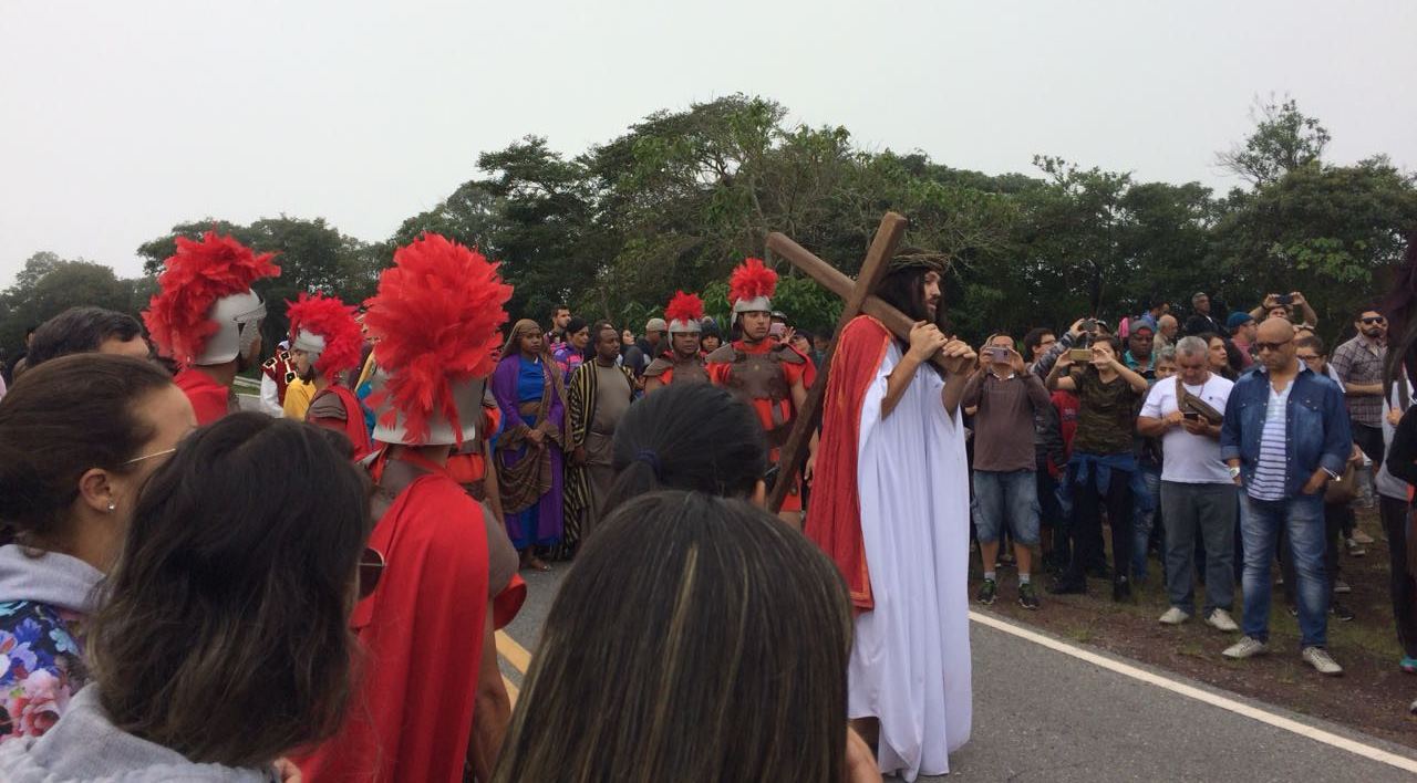 Fiéis acompanham encenação da Paixão de Cristo no Santuário Basílica Nossa Senhora da Piedade