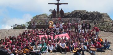 Jovens da Paróquia Nossa Senhora do Perpétuo Socorro, em Betim, peregrinam ao Santuário da Padroeira de Minas