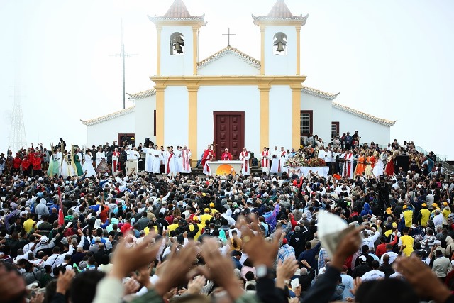 Sócios do Minas Tênis Clube visitam o Santuário da Padroeira de Minas