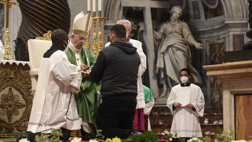 Leigos são instituídos para o ministério de catequista e leitorato pelo Papa Francisco