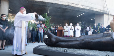 Dom Walmor abençoa imagem de Nossa Senhora da Piedade na Catedral Cristo Rei