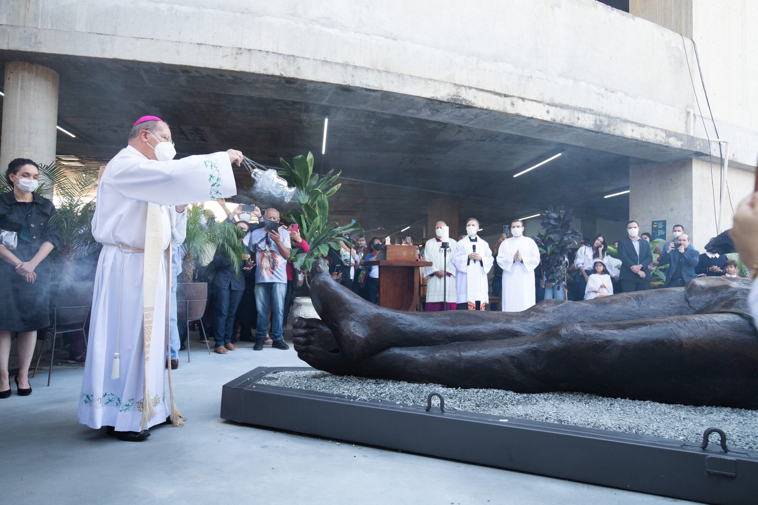 Dom Walmor abençoa imagem de Nossa Senhora da Piedade na Catedral Cristo Rei