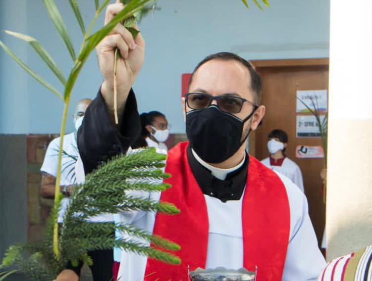 Um conto cativante: Padre André Lage indica o livro “O cavaleiro preso na armadura”