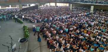 Catedral Cristo Rei repleta de mães que oram pelos filhos