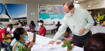 Dom Walmor acolhe famílias amparadas pelo projeto “Dai-lhes vós mesmos de comer”, na Catedral Cristo Rei