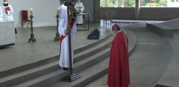 Dom Walmor preside Ação Litúrgica da Paixão do Senhor, na Catedral Cristo Rei