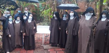 Dom Walmor e monjas Carmelitas Descalças plantam jequitibá em homenagem ao centenário da Arquidiocese