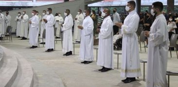 Seminaristas são instituídos acólitos e leitores em celebração presidida por dom Walmor