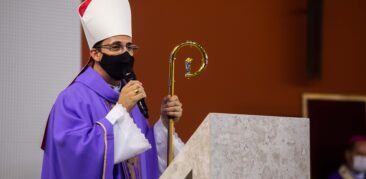 Dom Júlio preside Missa e Sacramento da Crisma para estudantes do Colégio Santa Maria Minas