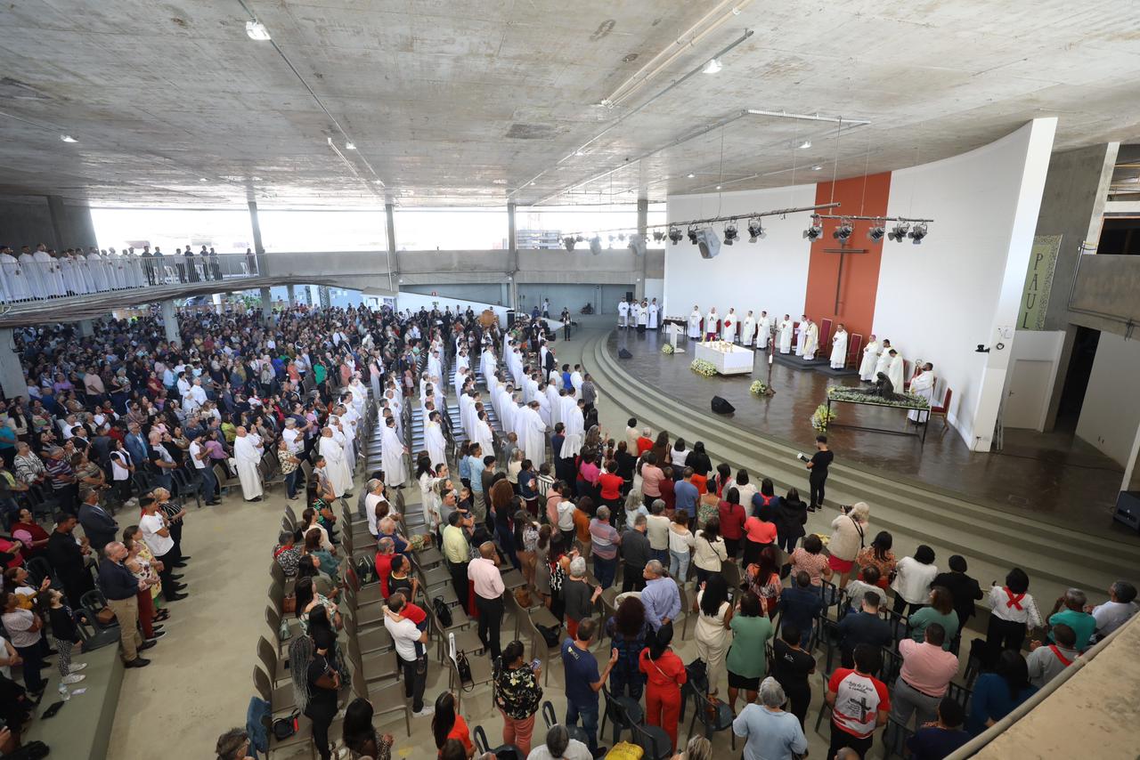 Fiéis celebram a ordenação de três sacerdotes a serviço do Povo de Deus