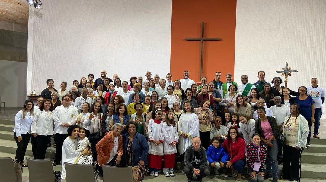 Fiéis da Paróquia São Tarcísio são recebidos em especial visita à Catedral Cristo Rei