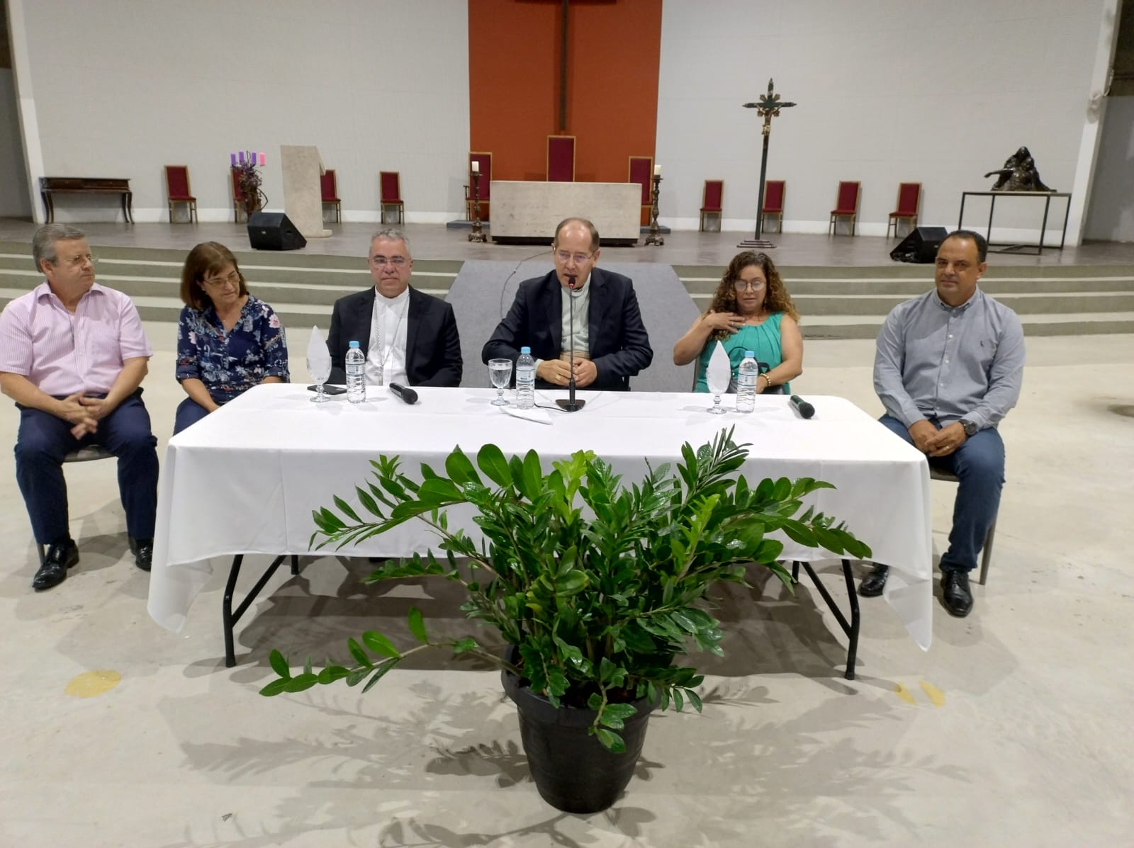 Dom Walmor preside encontro fraterno com os diáconos na Catedral Cristo Rei