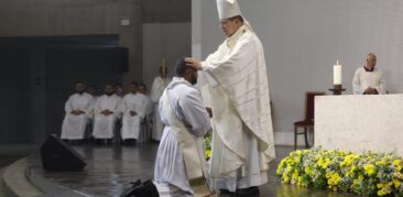 Ordenação sacerdotal reúne peregrinos na Catedral Cristo Rei