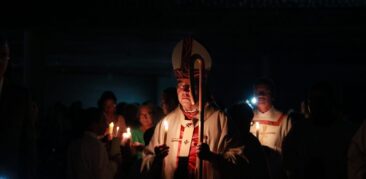 Dom Walmor preside a Vigília de Páscoa na Catedral Cristo Rei