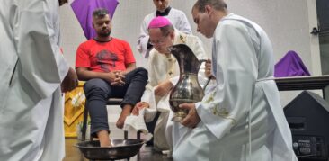 Fiéis peregrinam à Catedral Cristo Rei para a Missa da Ceia do Senhor