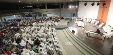 Fiéis se unem na Catedral Cristo Rei para homenagear dom Walmor que celebra aniversário neste 26 de abril