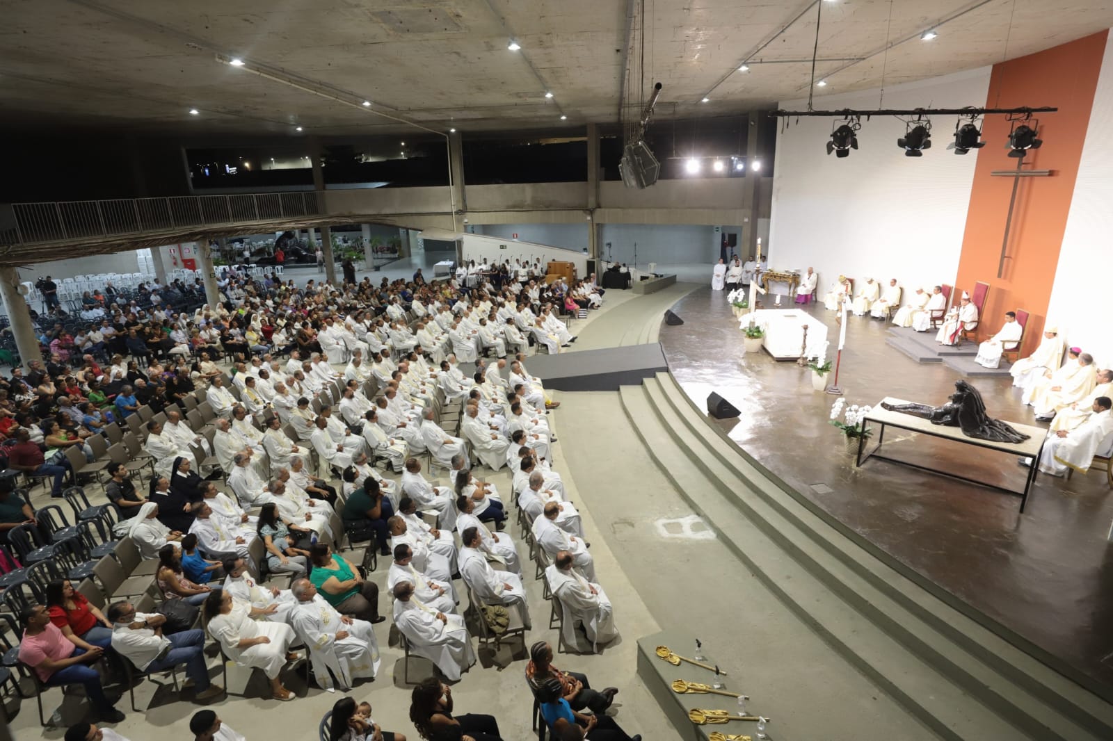 Fiéis se unem na Catedral Cristo Rei para homenagear dom Walmor que celebra aniversário neste 26 de abril