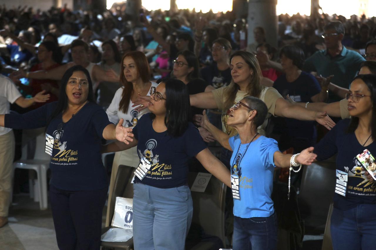 Catedral Cristo Rei fica repleta com a força da oração das mães que intercedem por seus filhos