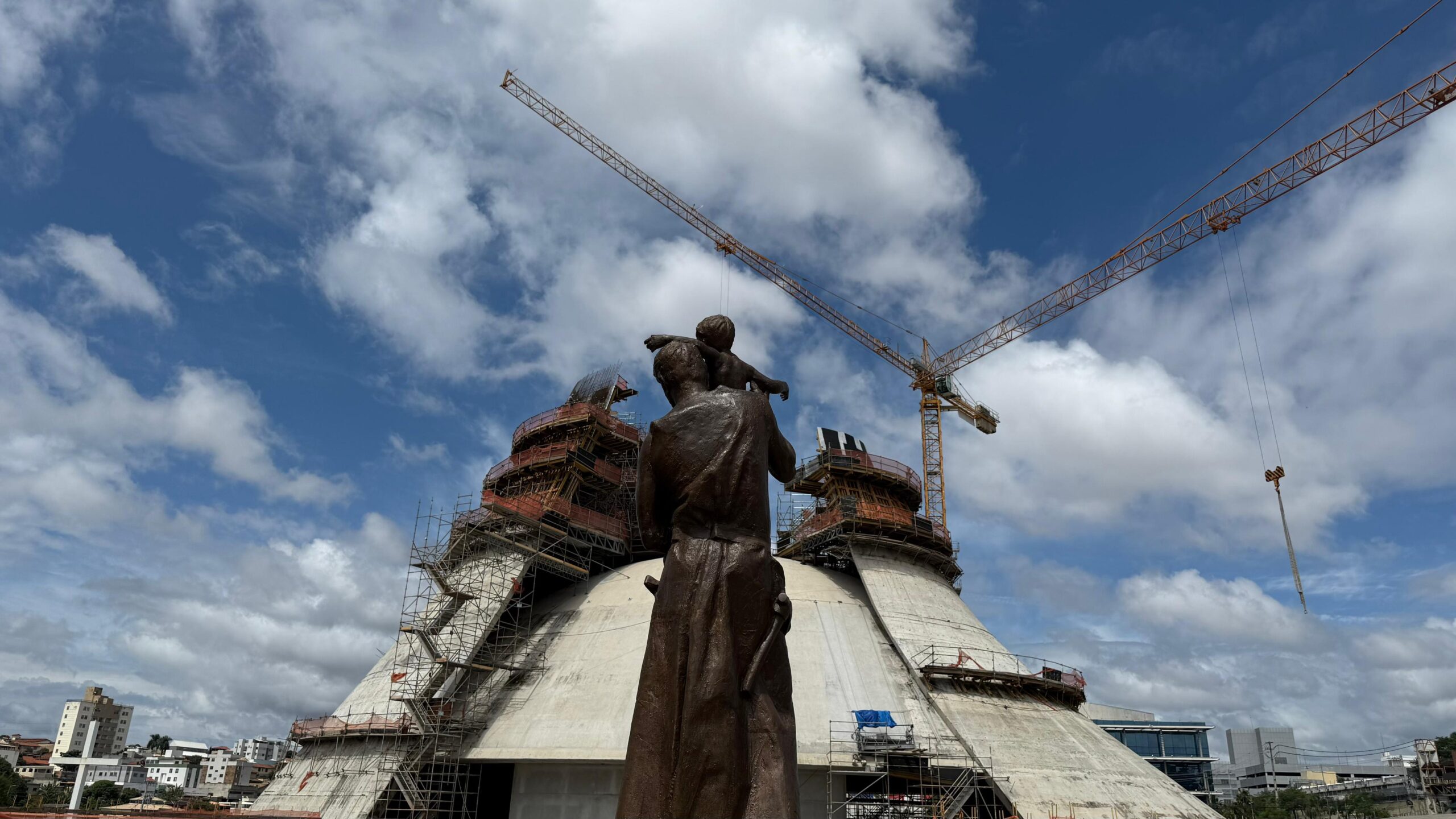 Catedral Cristo Rei acolhe visita de fotógrafo admirador dos projetos de Oscar Niemeyer