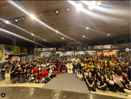 Catedral Cristo Rei acolhe jovens do EJC em tarde de louvor e adoração