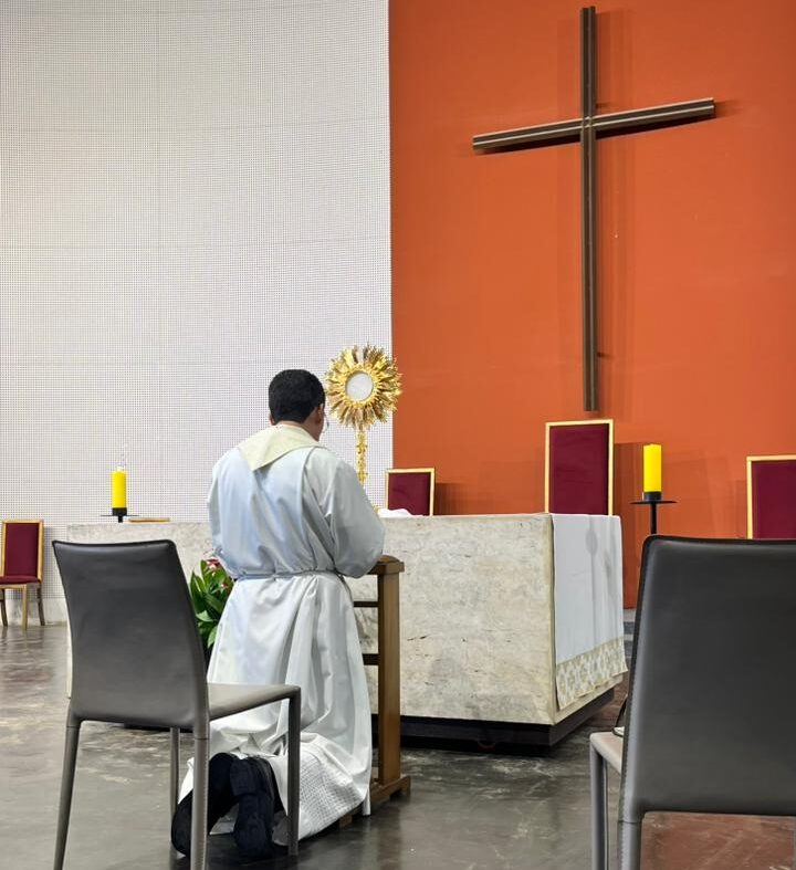 Catedral Cristo Rei acolhe sacerdotes em Adoração ao Santíssimo