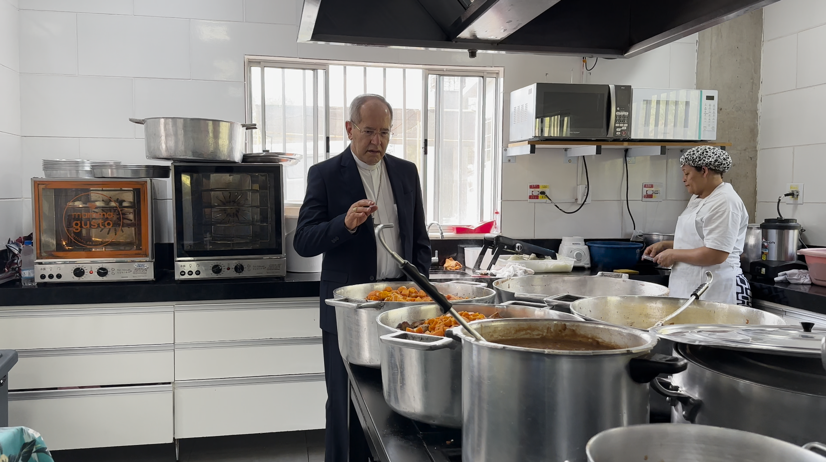 Dom Walmor abençoa mais de 1000 refeições partilhadas no 9º Dia Mundial dos Pobres