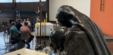 Sacerdotes em Adoração ao Santíssimo na Catedral Cristo Rei