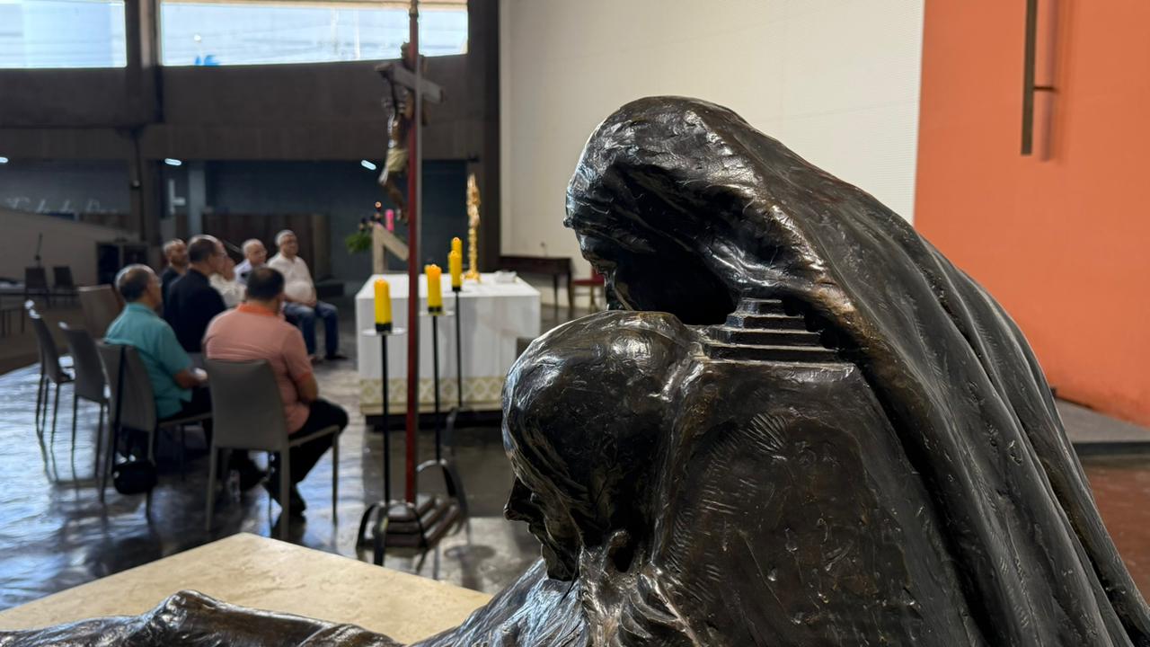 Sacerdotes em Adoração ao Santíssimo na Catedral Cristo Rei