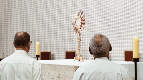 Catedral Cristo Rei acolhe sacerdotes em Adoração ao Santíssimo