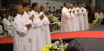 Missa Solene na Catedral Cristo Rei marca a ordenação de dez diáconos permanentes