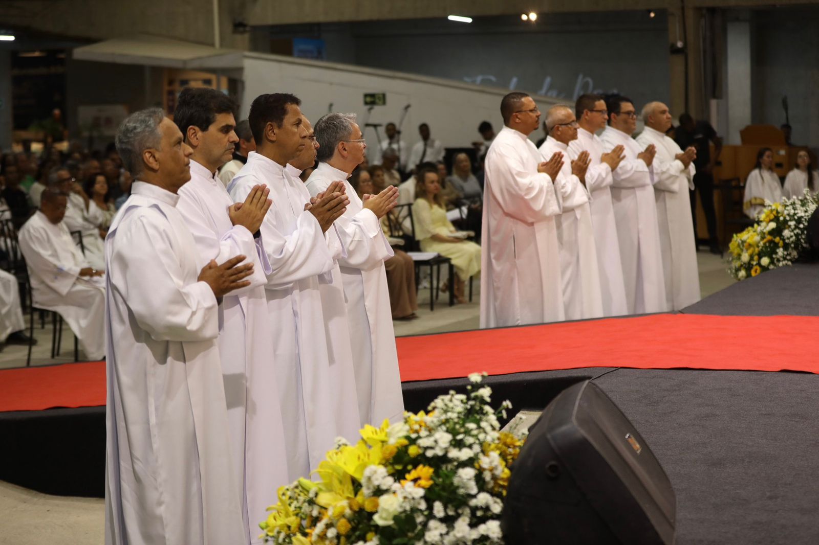 Missa Solene na Catedral Cristo Rei marca a ordenação de dez diáconos permanentes