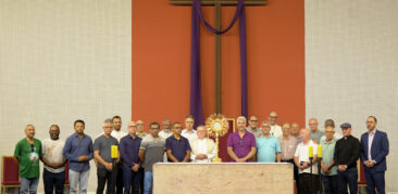Adoração ao Santíssimo Sacramento reúne sacerdotes na Catedral Cristo Rei