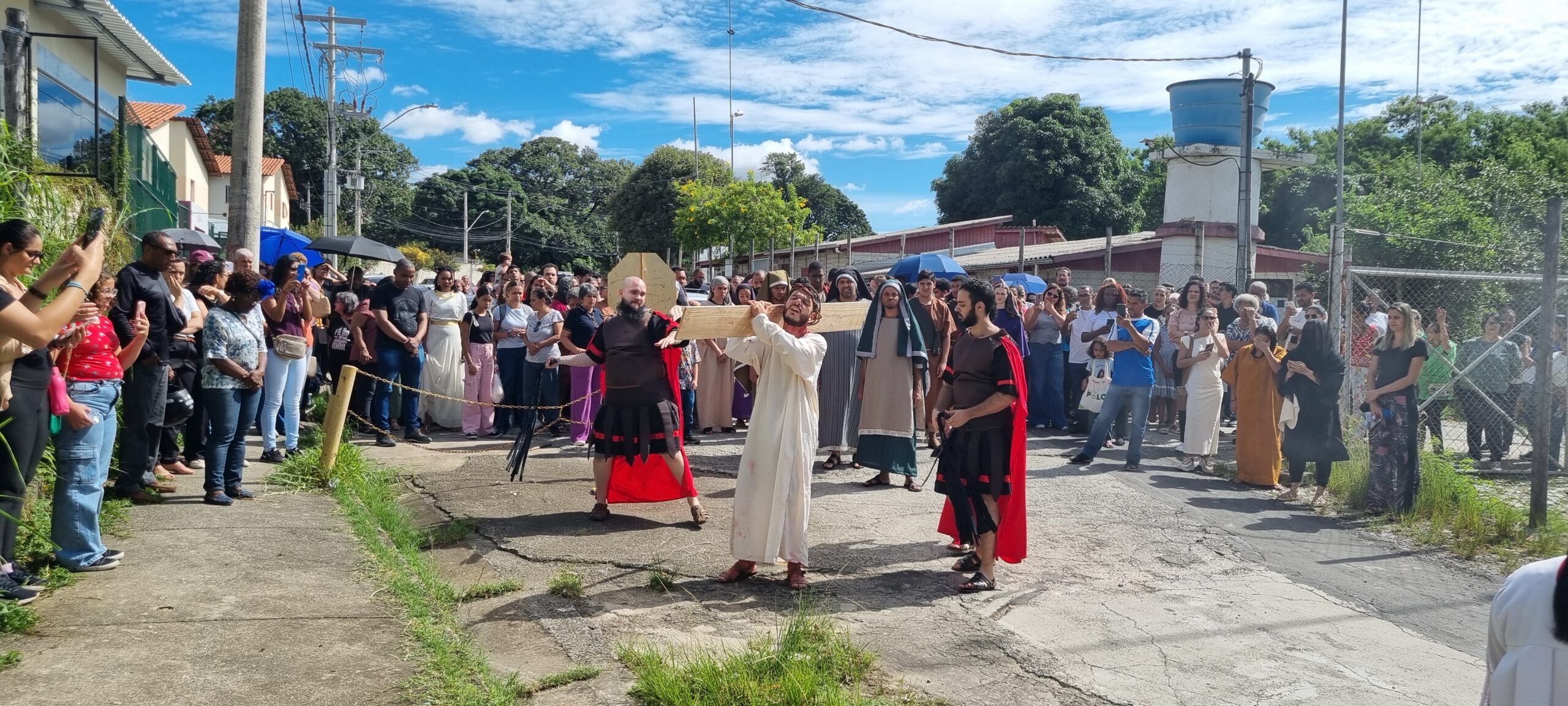 Fiéis vivem o silêncio e a oração na Sexta-feira Santa
