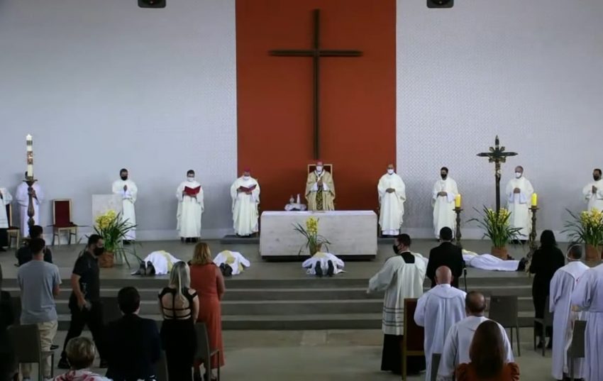 Ordenação presbiteral: Igreja de Belo Horizonte recebe cinco novos padres formados em nosso seminário