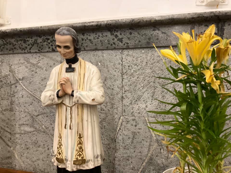 Seminaristas vivenciam momento de oração junto à relíquia de São João Maria Vianney
