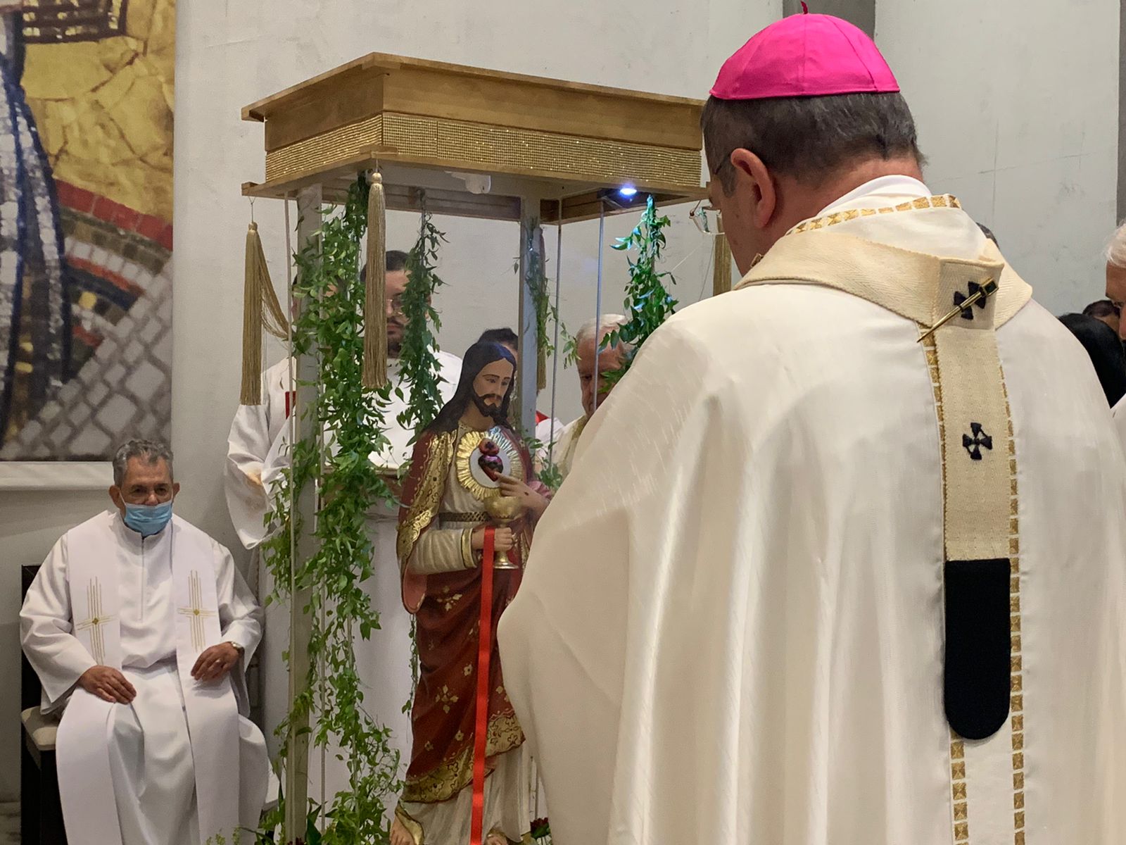 Terceira noite da Festa do Coração Eucarístico de Jesus é marcada por procissão e celebração da Santa Missa