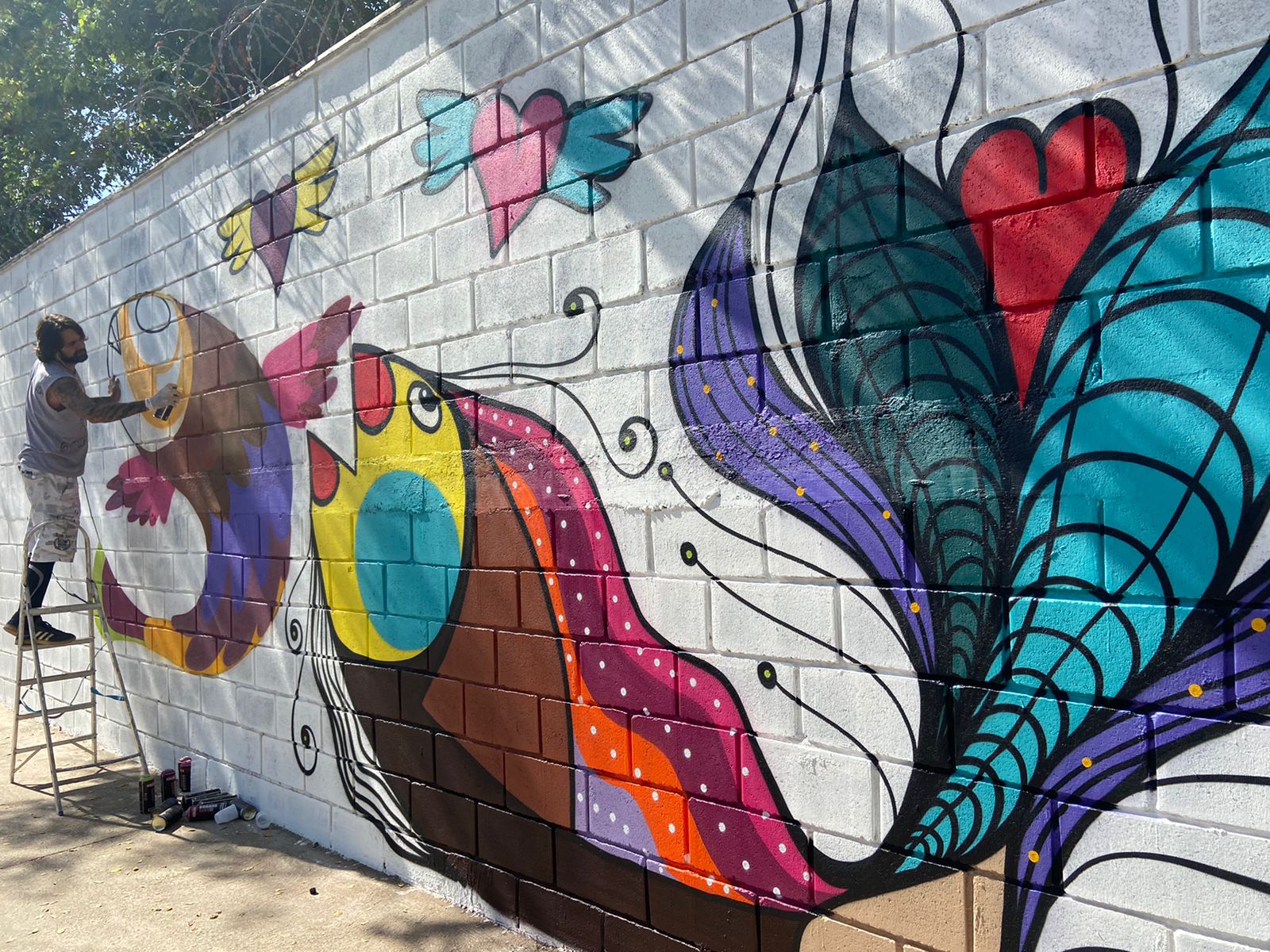 Muro do Convivium Emaús ganha cores e destaque com grafites