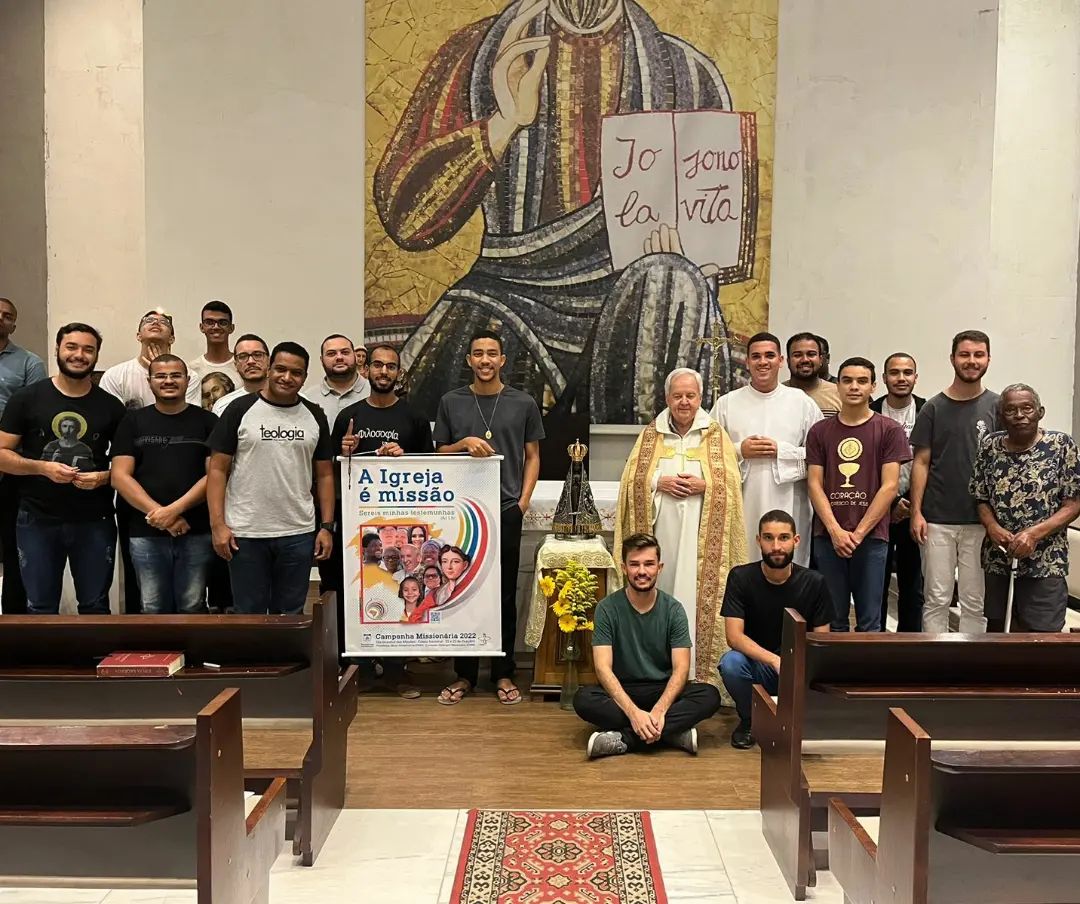 No mês das missões, seminaristas e padres do Sacej rezam o Rosário Missionário