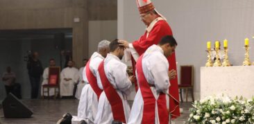 [Galeria de fotos] Dom Walmor preside Ordenação Presbiteral de diáconos na Catedral Cristo Rei: 29 de junho