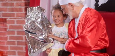 A Magia do Natal encanta crianças e famílias no Convivium Emaús com atividades, presentes e a visita especial do Papai Noel