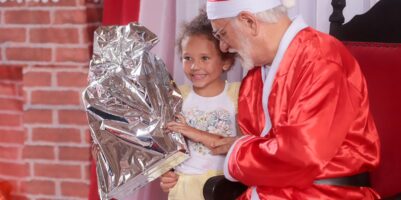 A Magia do Natal encanta crianças e famílias no Convivium Emaús com atividades, presentes e a visita especial do Papai Noel