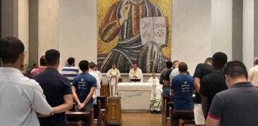 Dom Walmor celebra a Eucaristia com seminaristas no Convivum Emaús