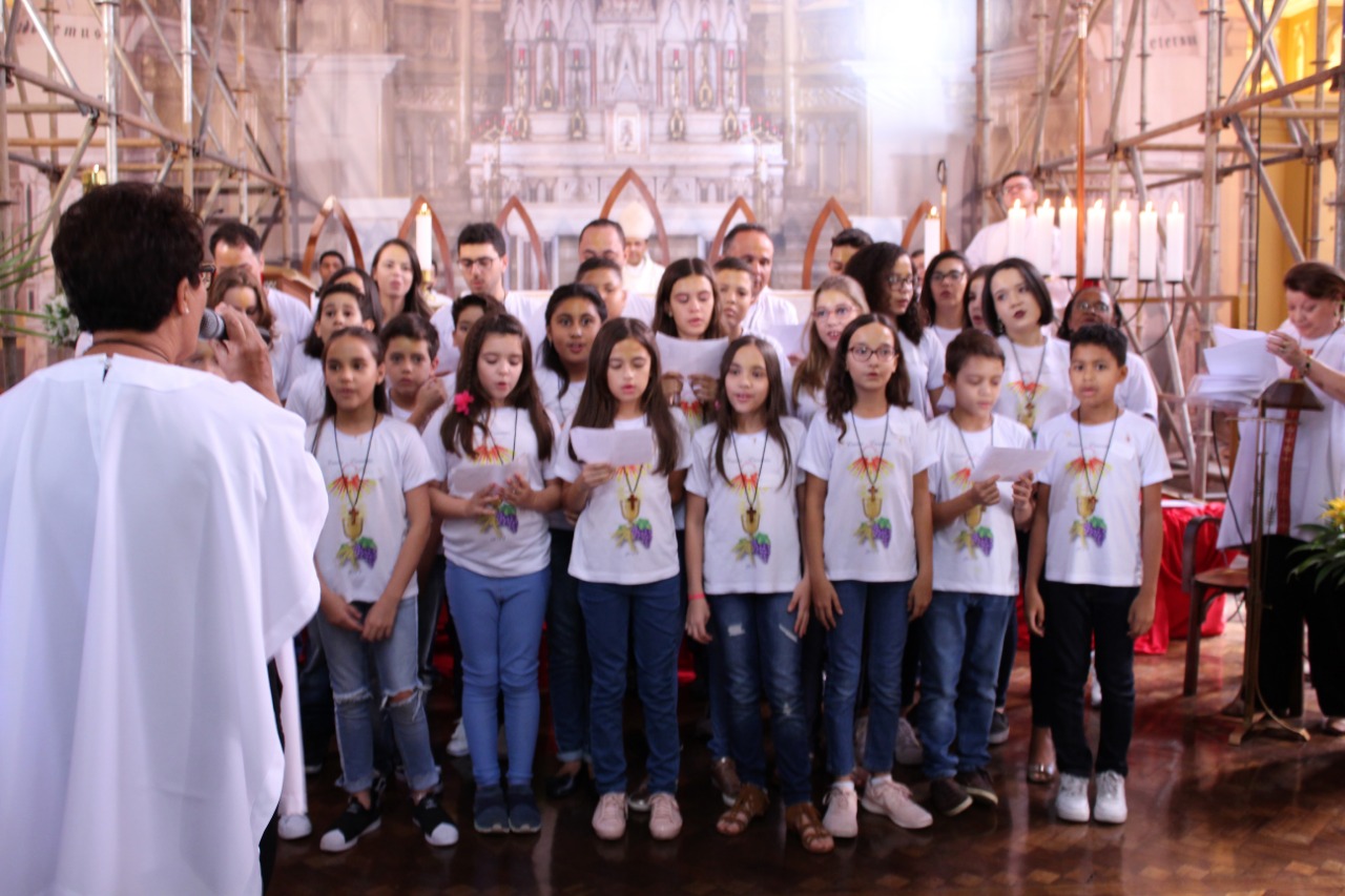 Celebração do Sacramento do Crisma e da Primeira Eucaristia na Igreja Nossa Senhora da Boa Viagem