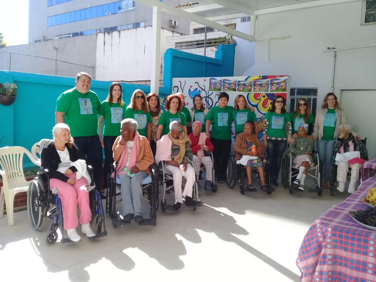 Manhã solidária da Associação Catedral e o grupo Sementes do Moura na Casa de Idosas Santa Zita!  Vejam as fotos