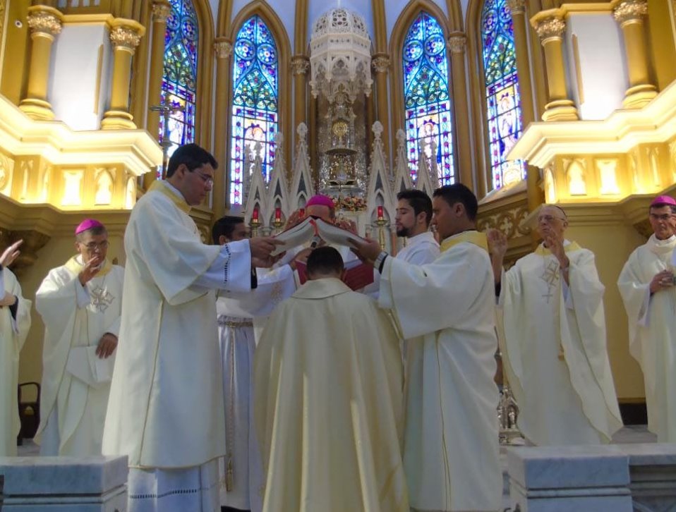 Celebração da ordenação de Monsenhor Hernaldo SSS na Paróquia Nossa Senhora da Boa Viagem