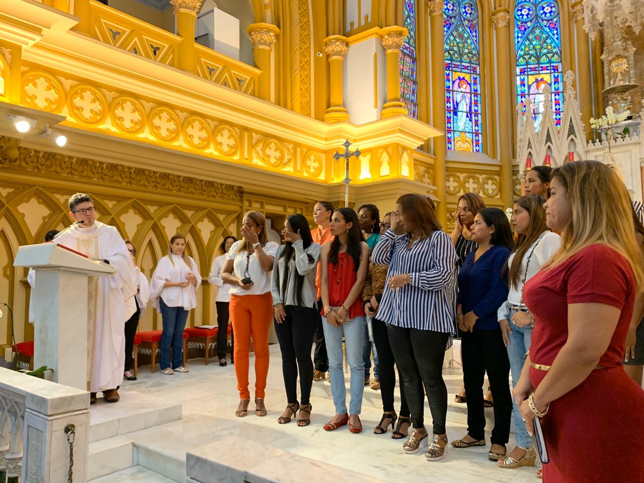 Calorosa acolhida: venezuelanas amparadas na Casa do Migrante participam de Missa na Igreja Nossa Senhora da Boa Viagem